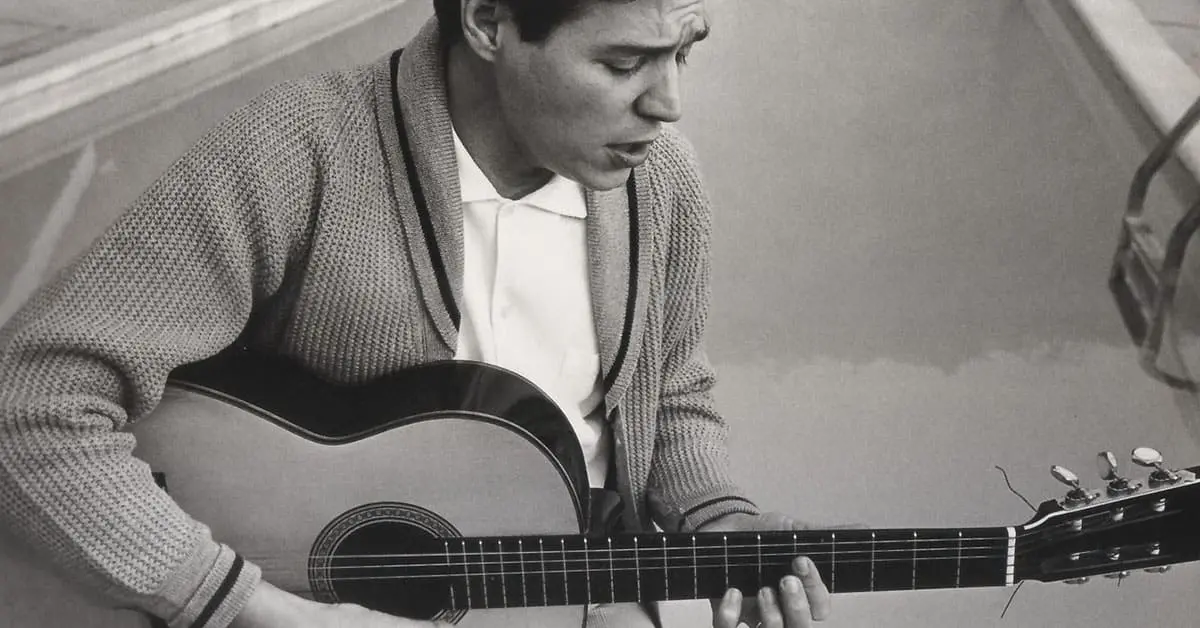 Tom Jobim tocando violão em momento de composição da bossa nova