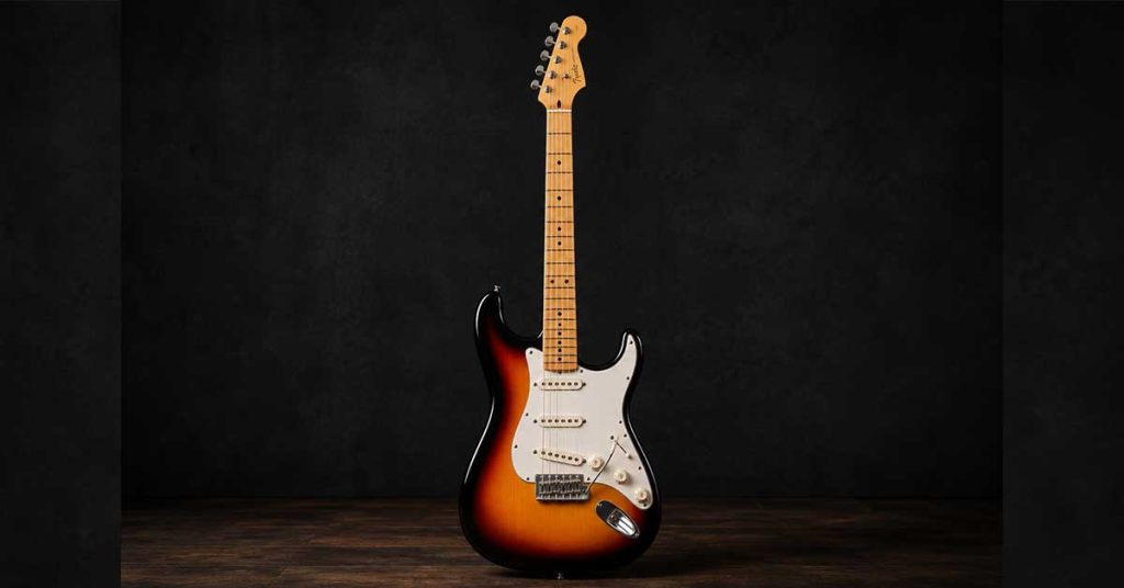 Guitarra Stratocaster para iniciantes com corpo ergonômico e três captadores single coil.