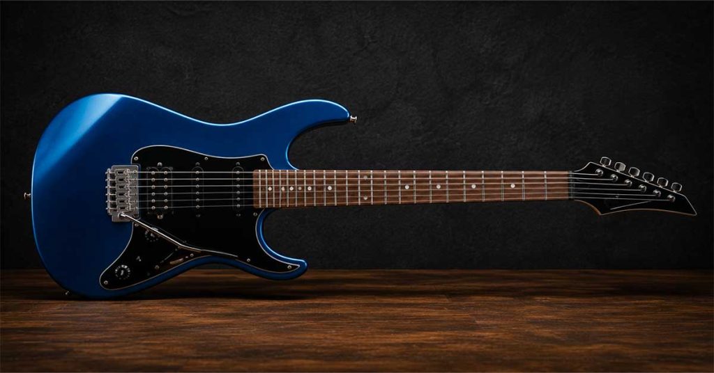 Guitarra Super Strat para iniciantes com captadores humbucker, ponte tremolo e design moderno para Rock e Metal.