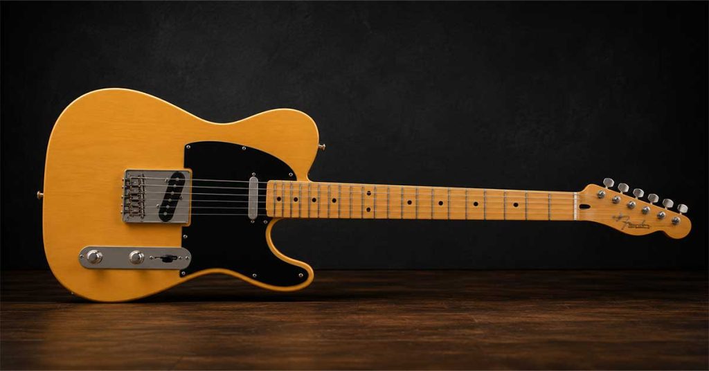 Guitarra Telecaster para iniciantes com corpo sólido, dois captadores single coil e design clássico.